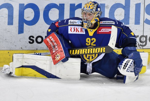 Der Davoser Torhueter Robert Mayer beim Strechting vor dem Penaltyschiessen, waehrend dem Eishockey-Qualifikationsspiel der National League zwischen dem HC Davos und den Rapperswil-Jona Lakers, am Fre ...