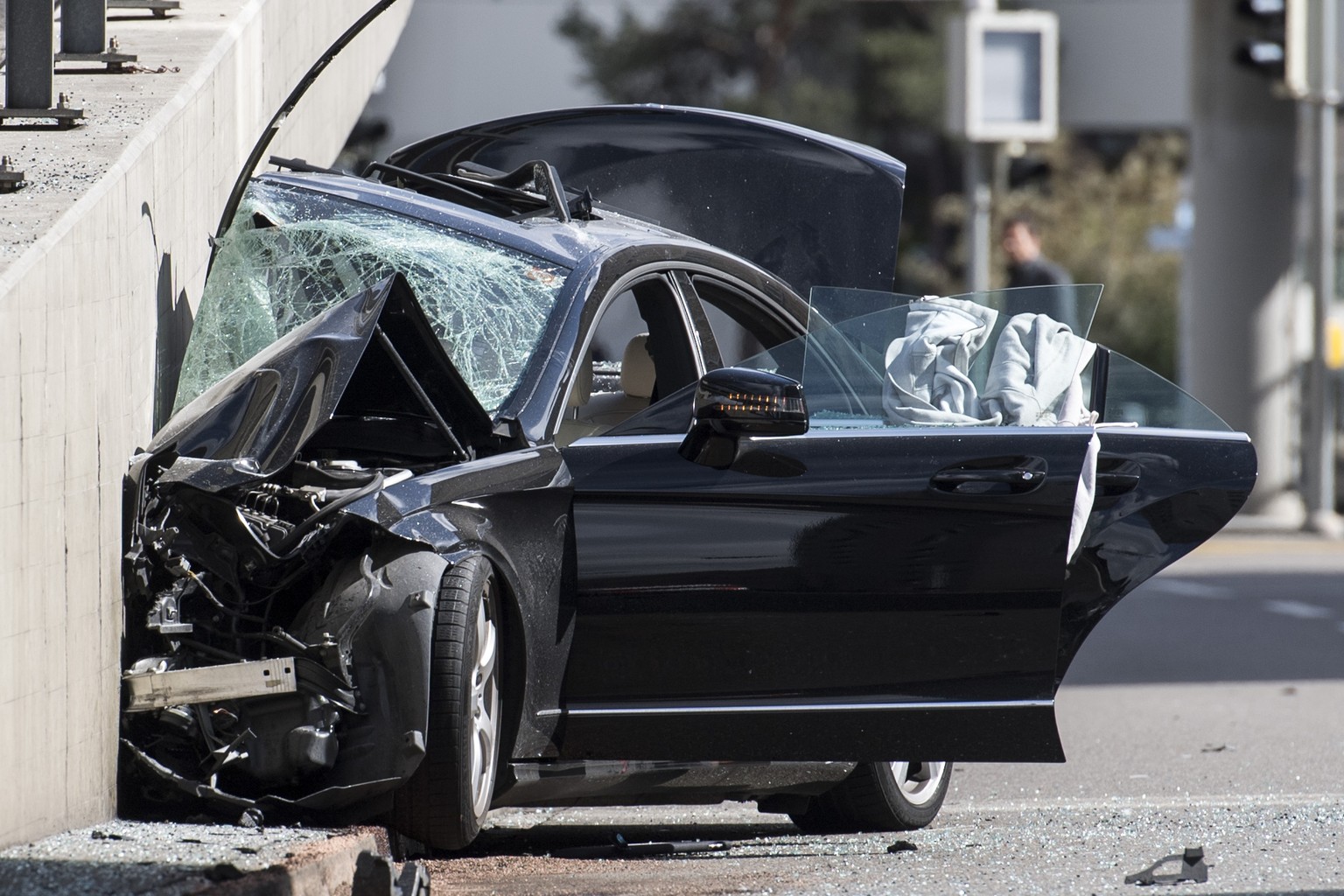 Ein verunfalltes Fahrzeug steht auf der Hardturmstrasse, aufgenommen am Freitag, 16. Maerz 2018 in Zuerich. (KEYSTONE/Ennio Leanza)