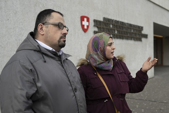 Suha Jneid, rechts, und Omar Jneid geben ein Interview, vor der Verhandlung ueber Schadenersatz und Genugtuung nach dem Tod des ungeborenen Babys von Suha Jneid, am Donnerstag, 3. Februar 2022, am Bun ...