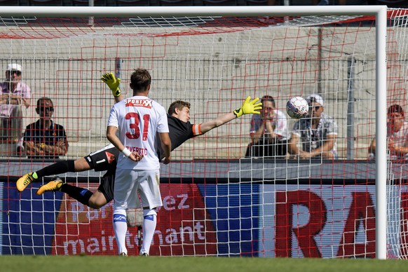 Le gardien valaisan Anton Mitryushkin, centre, encaisse le but du 1:1 par le joueur lucernois Pascal Schuerpf, (pas sur l&#039;image) lors de la rencontre de football de Super League entre le FC Sion  ...