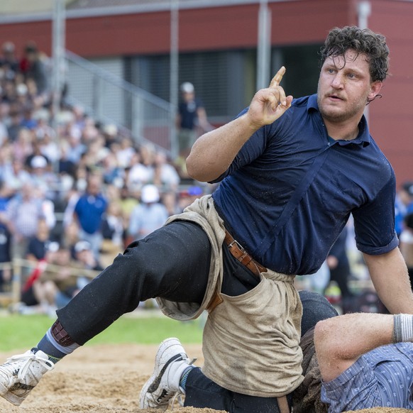 Lario Kramer, oben, und Marc Lustenberger, unten, im 1. Gang beim Innerschweizer Schwing und Aelplerfest vom Sonntag, 6. Juli 2025 in Seedorf im Kanton Uri. (KEYSTONE/Urs Flueeler).