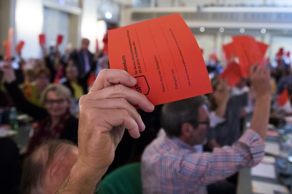 Delegierte stimmen ueber die Parole zum Bundesgesetz über die Steuerreform und die AHV-Finanzierung ab, bei der ausserordentlichen Delegiertenversammlung der SP, am Samstag, 29. September 2018 in Olte ...