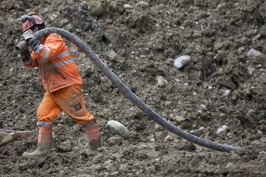 Arbeiter arbeiten bei der SBB-Baustelle beim Hirschenpark unter dem Bierhuebeli, am Mittwoch, 22. Mai 2019, in Bern. (KEYSTONE/Peter Klaunzer).