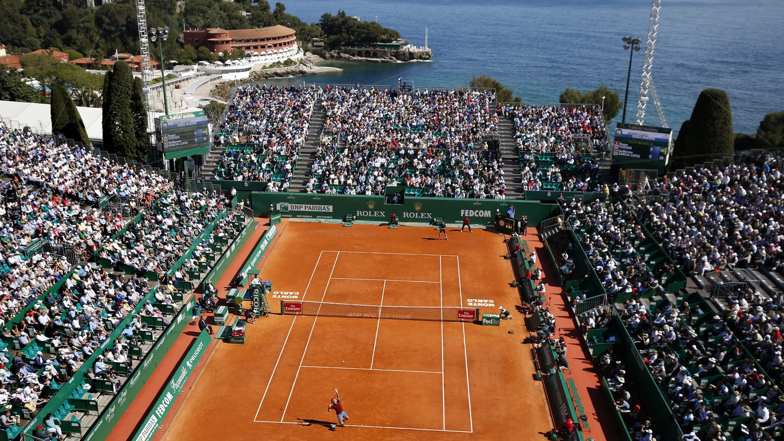 Tennis mit Aussicht: Federer serviert gegen Garcia-Lopez.