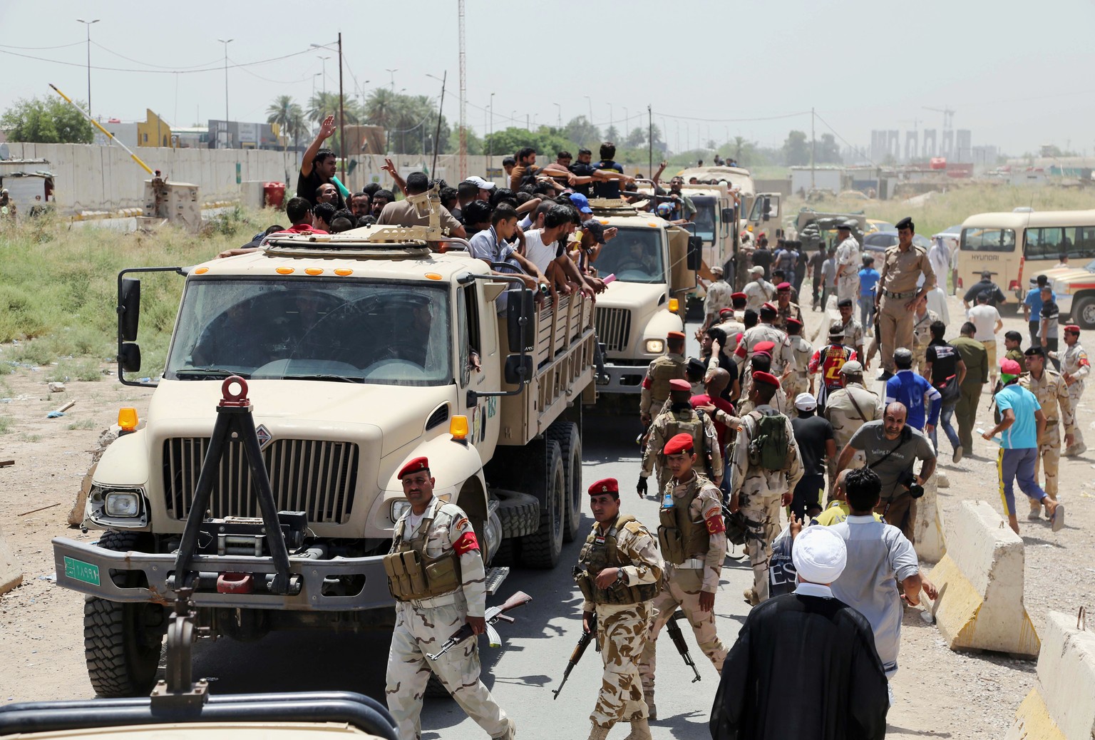 Freiwillige schliessen sich der irakischen Armee an.
