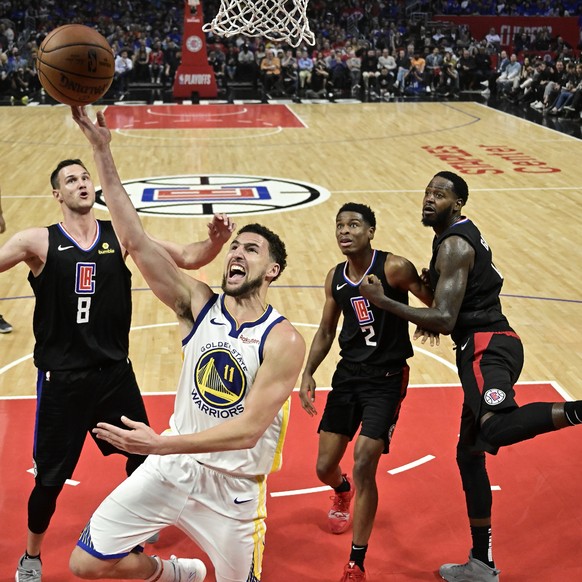 Golden State Warriors guard Klay Thompson, center, as Los Angeles Clippers forward Danilo Gallinari, second from left, guard Shai Gilgeous-Alexander, second from right, and forward JaMychal Green defe ...