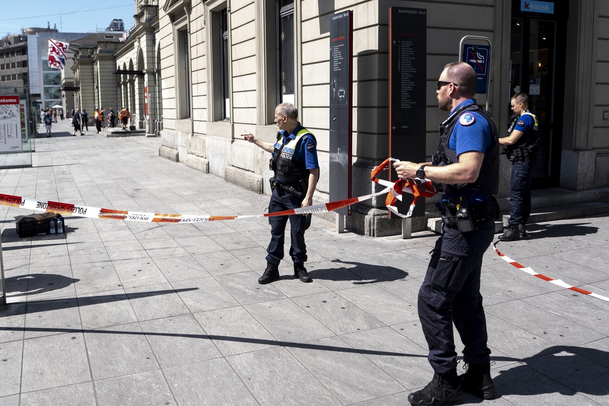 KEYPIX - Polizisten entfernen ein Absperrband nachdem ein 31-jaeriger Schweizer mehrere Personen mit einer Stichwaffe am Bahnhof Winterthur angegriffen hat am Donnerstag, 28. Mai 2026 in Winterthur. E ...