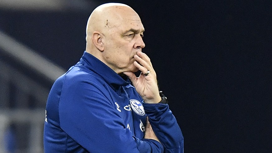 Schalke&#039;s head coach Christian Gross watches during the German Bundesliga soccer match between FC Schalke 04 and Borussia Dortmund in Gelsenkirchen, Germany, Saturday, Feb. 20, 2021. (AP Photo/Ma ...