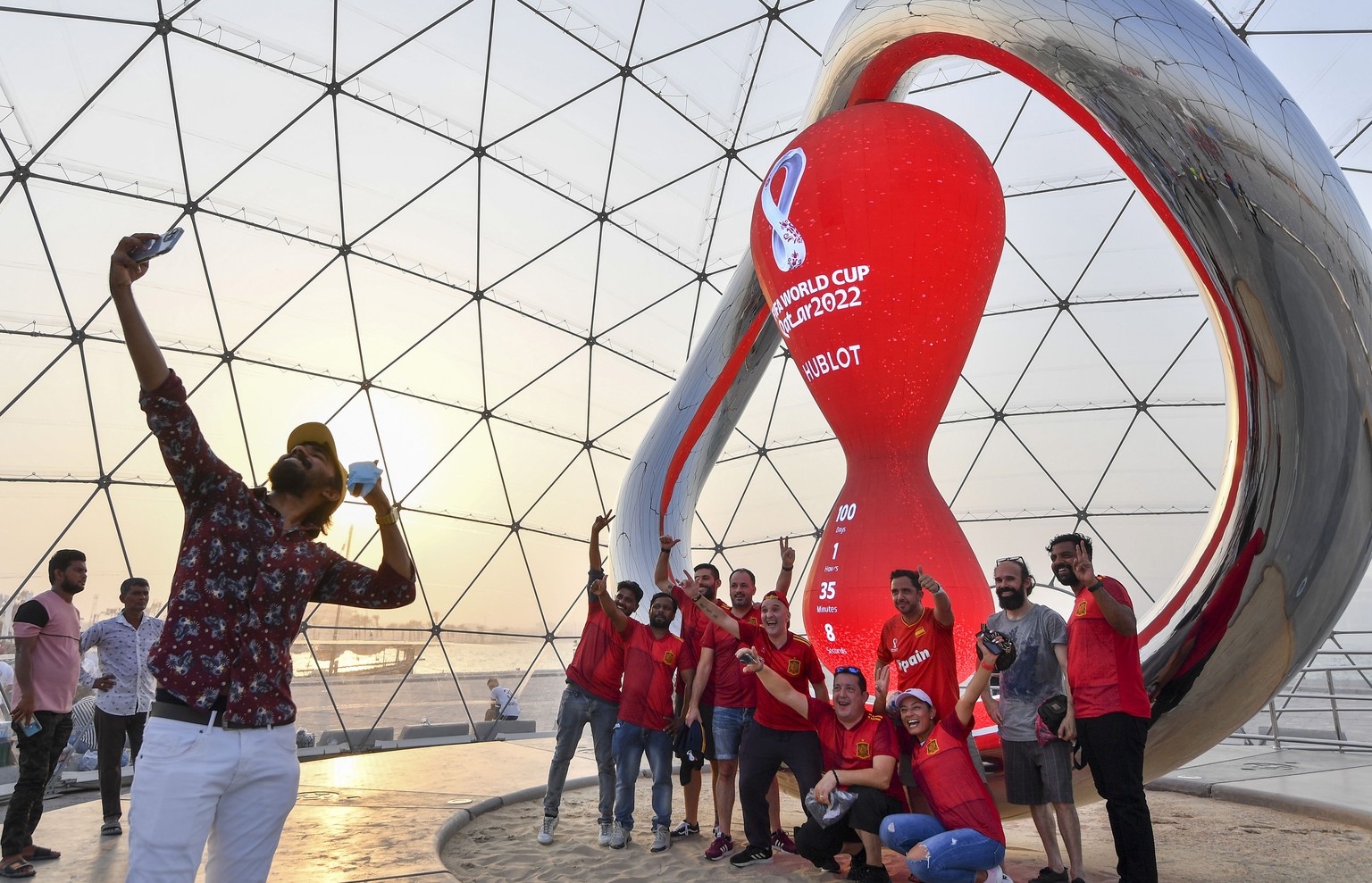 epa10117628 Soccer fans cheer during the ceremony of the Qatar 2022 FIFA World Cup countdown clock, marking 100 days to go till the beginning of the tournament in Doha, Qatar, 12 August 2022. EPA/NOUS ...