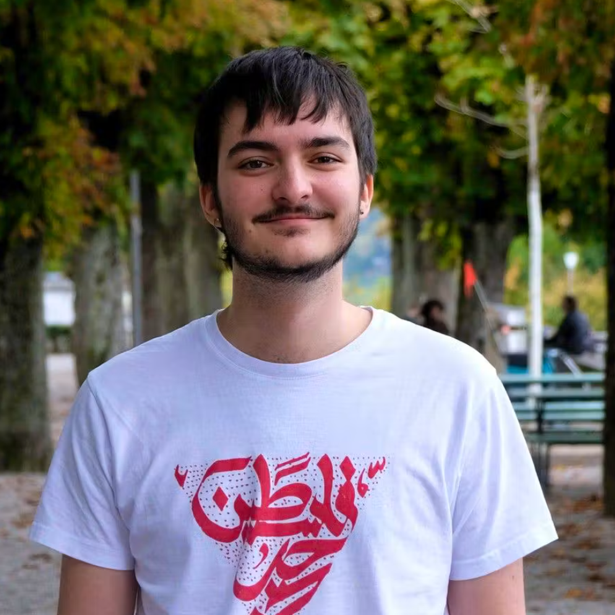 Juso-Vizepräsident Julien Berthod hat offenbar Gefallen an den Protesten in Paris gefunden.