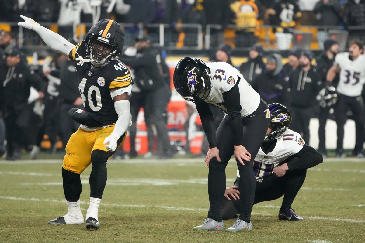 Pittsburgh Steelers safety Jabrill Peppers (40) reacts after Baltimore Ravens kicker Tyler Loop (33) missed a field goal attempt in the second half of an NFL football game against the Pittsburgh Steel ...