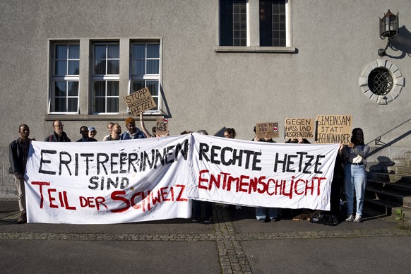 KEYPIX - Menschen halten Transparente vor der Verhandlung gegen den Kantonsrat und fruehere Praesident der Zuercher SVP Patrick Walder vor dem Bezirksgericht Uster, aufgenommen am Mittwoch, 14. Mai 20 ...