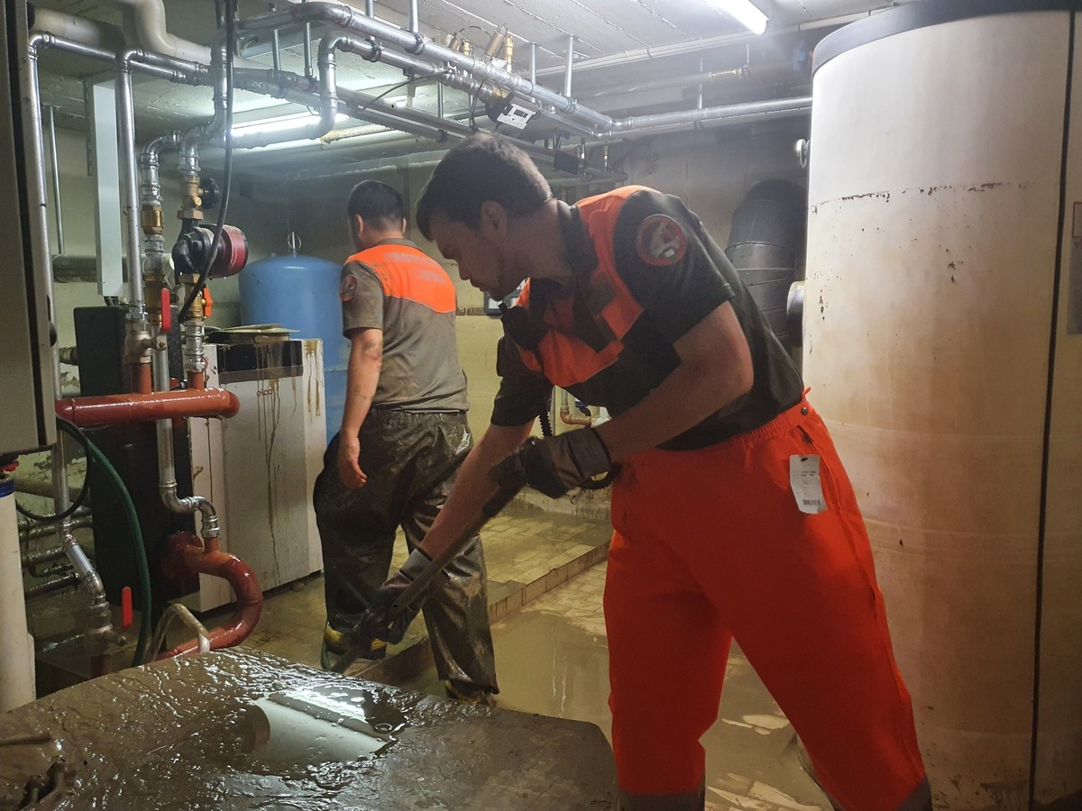 Des hommes de la protection civile à pied d'oeuvre dans la cave du restaurant La Rive à Morges