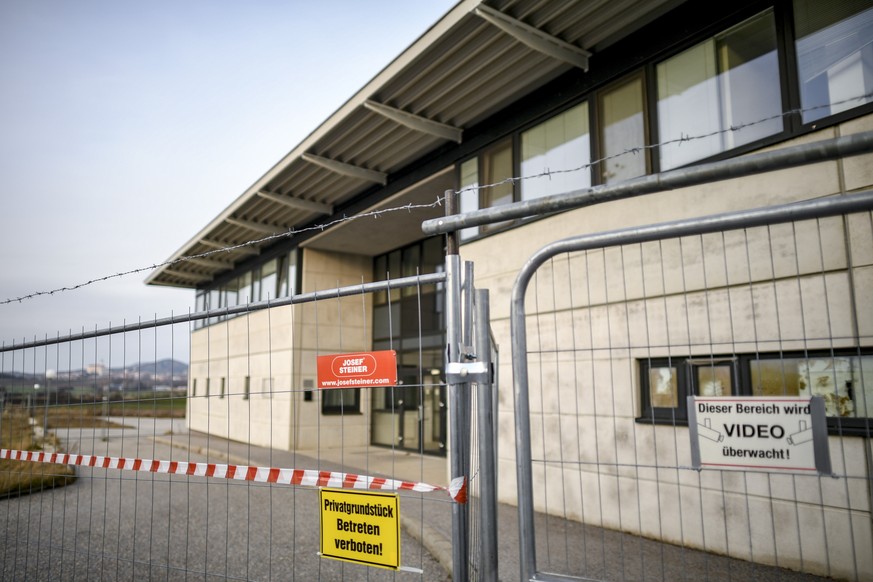 epa07199695 A barb wire fence is seen in front of an asylum accommodation center at the Austrian-Czech border near Drasenhofen, Austria, 30 November 2018. According to local media, Johanna Mikl-Leitne ...