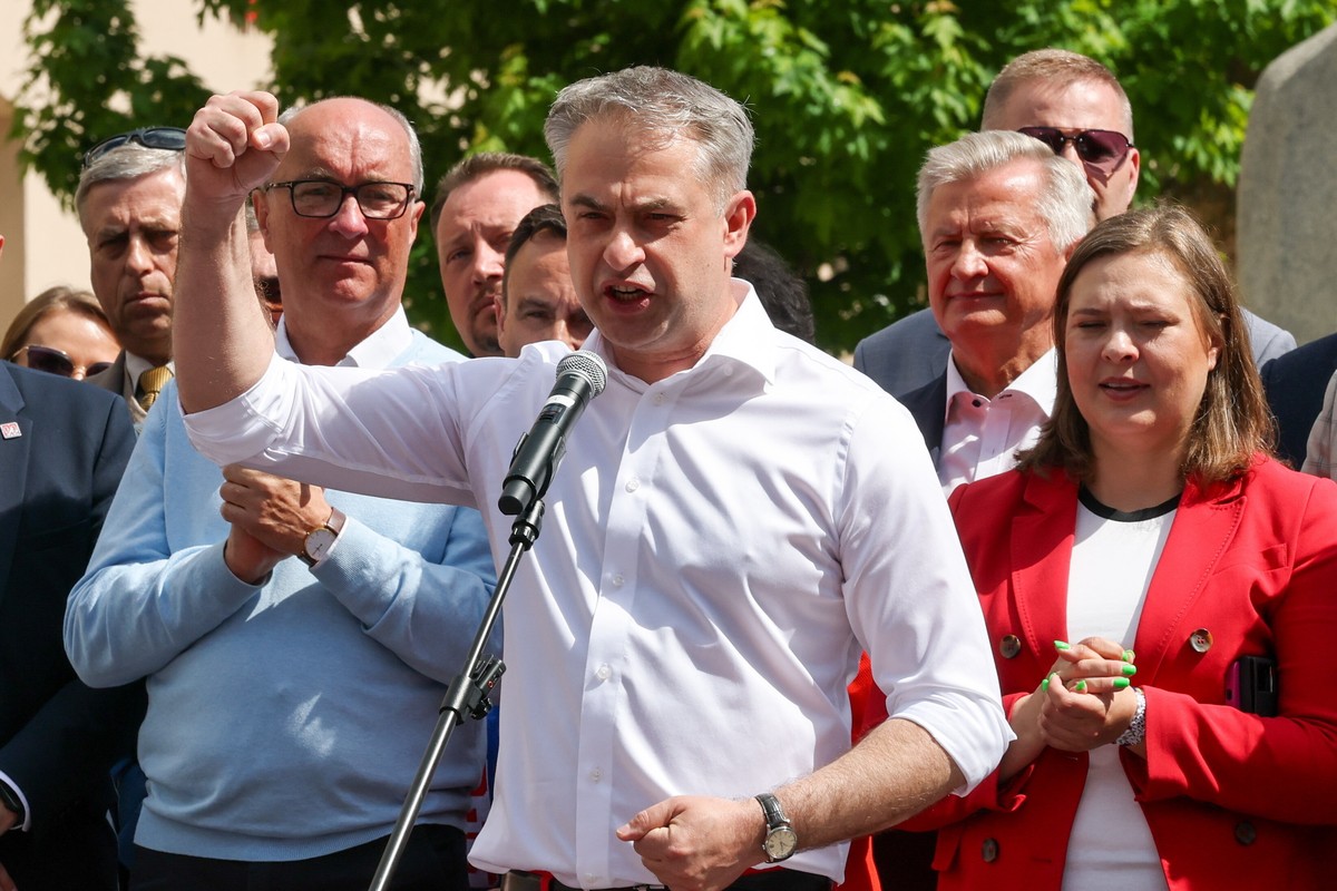 epa12067090 Polish Minister of Digital Affairs Krzysztof Gawkowski (L) speaks during a statement to the media before the start of the Polish Left and the All-Polish Trade Unions march to mark the Inte ...