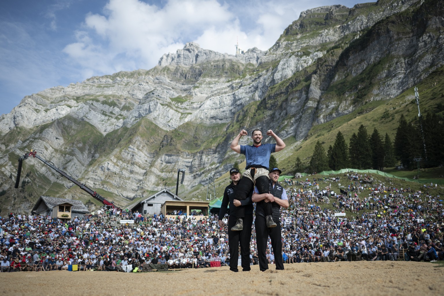 Fabian Staudenmann gewinnt den Schlussgang gegen Lars Zaugg beim traditionellen Schwaegalp Schwinget, am Sonntag, 16. August 2026, auf der Schwaegalp in Hundwil. (KEYSTONE/Gian Ehrenzeller)