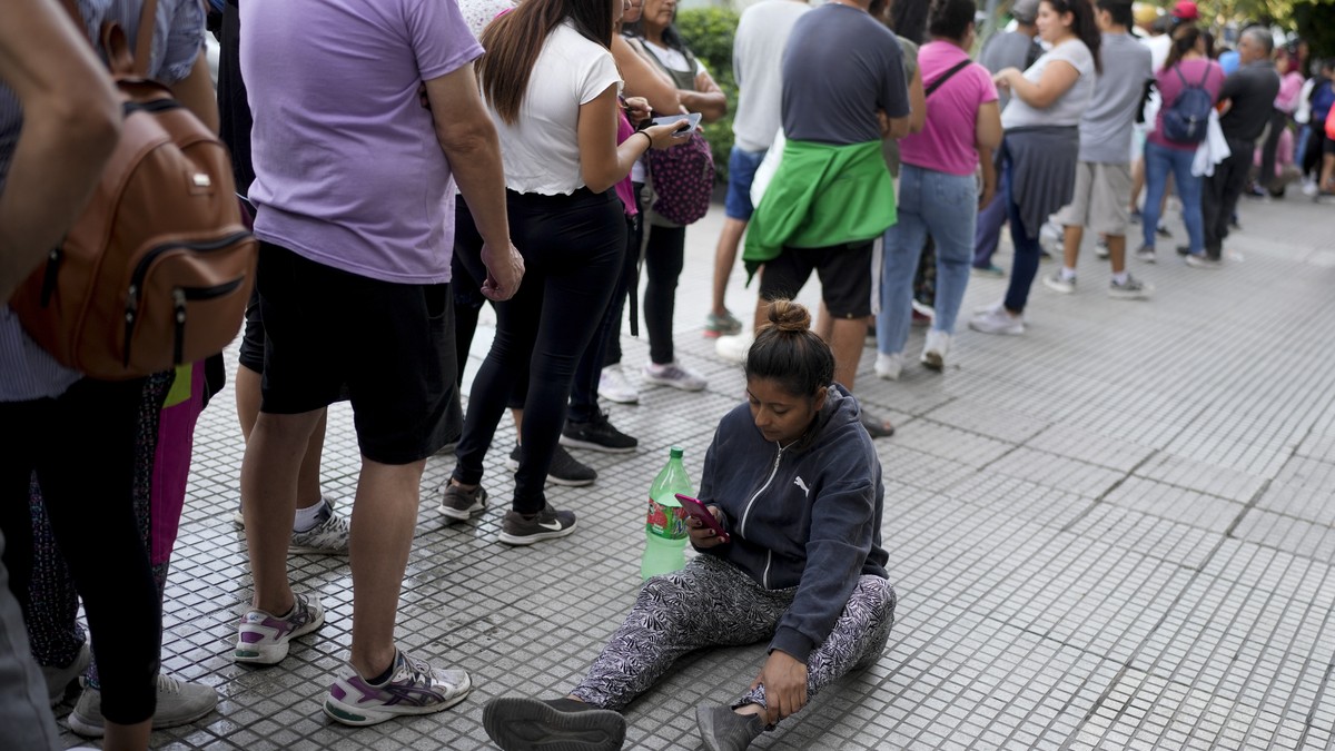 Argentina: Minister raises a kilometer-long queue
