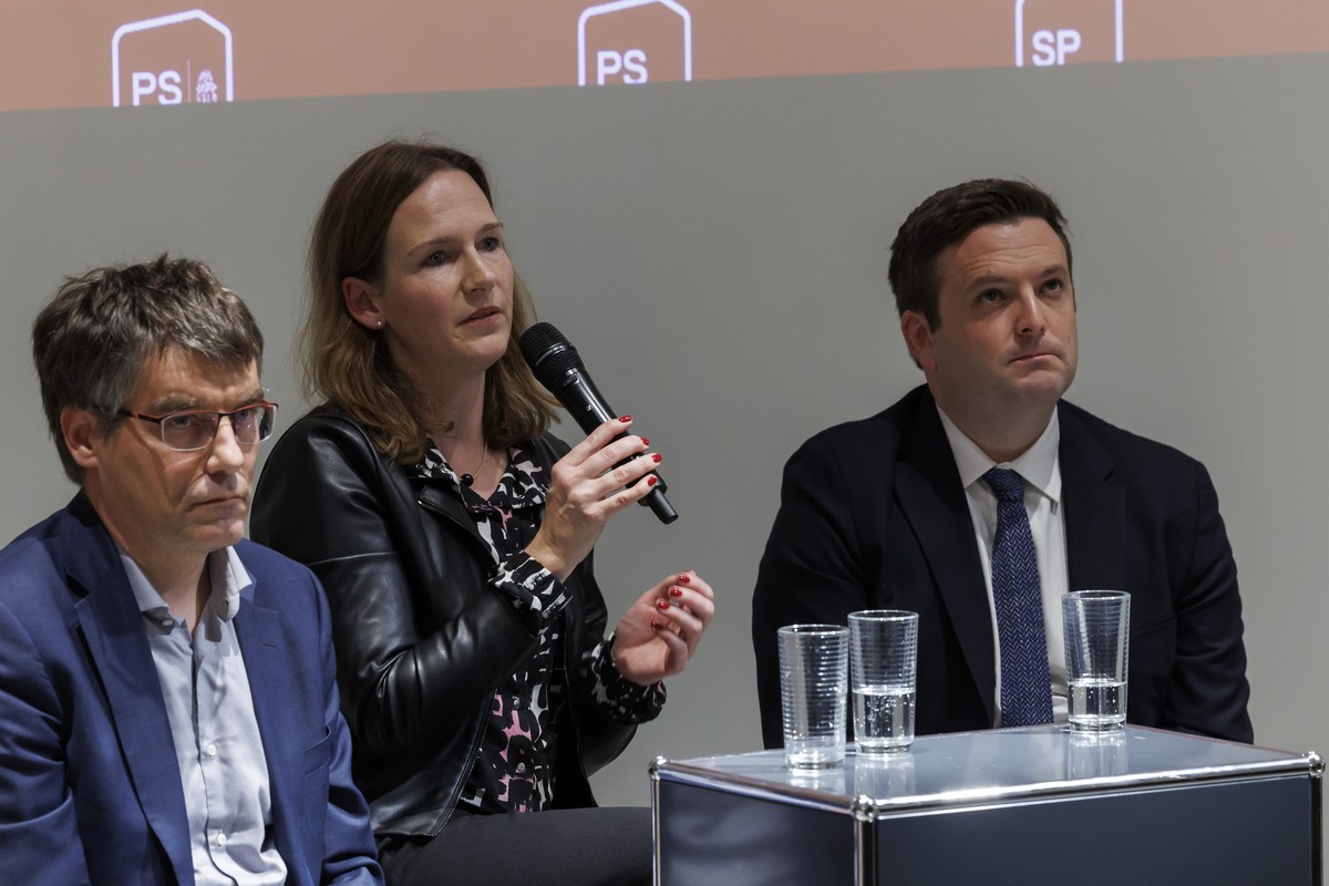 Les six candidats socialiste, de gauche a droite, Roger Nordmann (PS - Vaud), Evi Allemann (PS - Berne), et Jon Pult (PS - Grison), s'expriment en audition publique lors d'une tournee d' ...