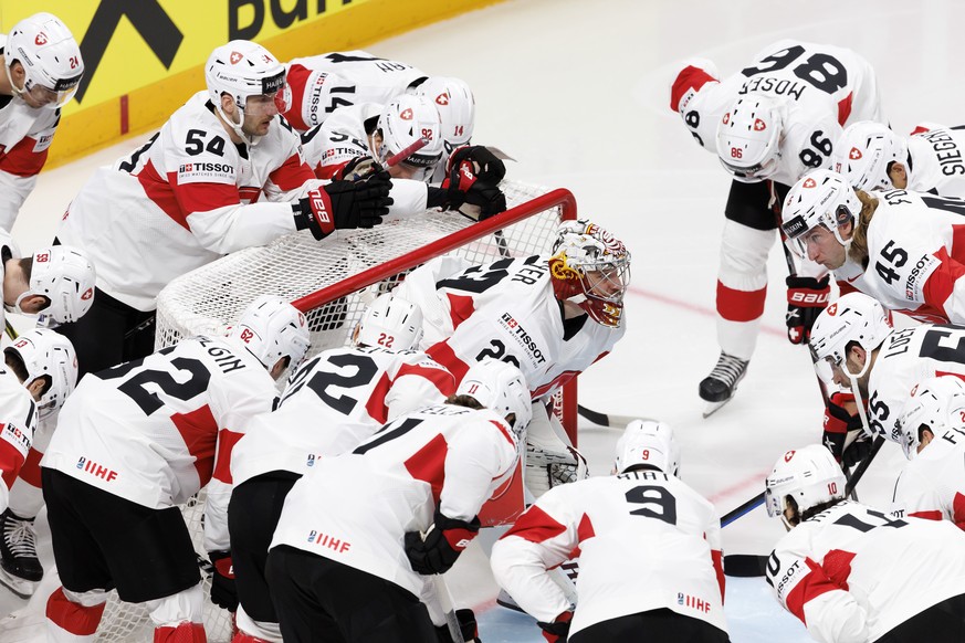 Switzerland&#039;s players huddle, prior the IIHF 2023 World Championship preliminary round group B game between Czech Republic and Switzerland, at the Riga Arena, in Riga, Latvia, Sunday, May 21, 202 ...