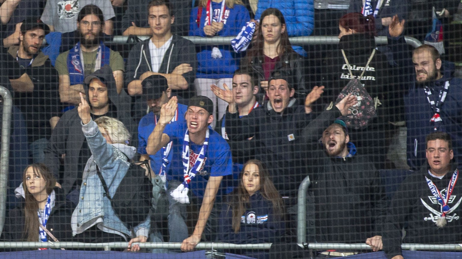 Wuetende EHC Kloten Anhaenger nach der 1-4 Niederlage im ersten Eishockey Spiel der Ligaqualifikation der National League zwischen dem EHC Kloten und dem SC Rapperswil-Jona Lakers am Donnerstag, 12. A ...