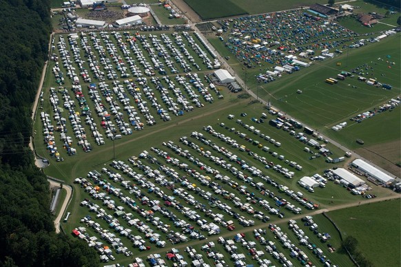 LUFTAUFNAHME - Der Camping- und Zeltplatz am ersten Tag des Eidgenoessischen Schwing- und Aelplerfestes in der Emmental-Arena am Samstag, 31. August 2013, in Burgdorf. (KEYSTONE/Lukas Lehmann)......Ar ...