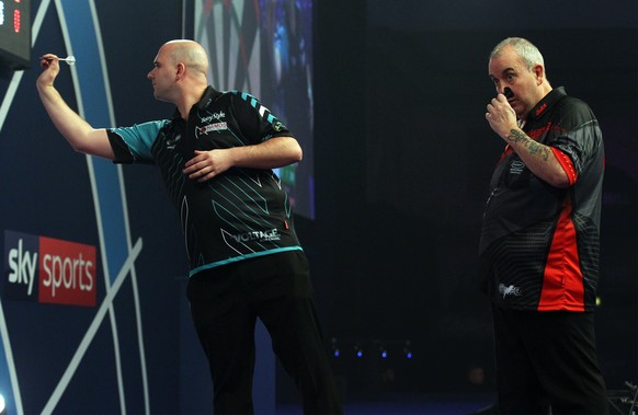 epa06413050 Rob Cross (L) of England in action against Phil &#039;Power&#039; Taylor (R) of England during their PDC World darts final match at the Alexander Palace in North London, Britain, 01 Januar ...