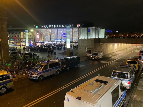 Die Polizei ist auch am Kölner Hauptbahnhof im Einsatz.