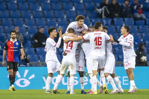 Winterthurs Spieler jubeln nach dem Tor zum 0:1 im Fussball Meisterschaftsspiel der Regular Season der Super League zwischen dem FC Basel 1893 und dem FC Winterthur im Stadion St. Jakob-Park in Basel, ...