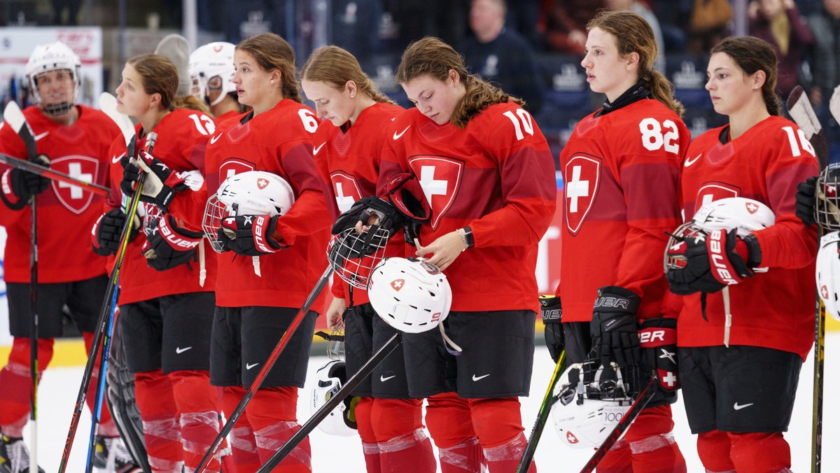 epa10159583 Players of Switzerland react after losing the IIHF Ice Hockey Women's World Championship bronze medal match between Switzerland and Czech Republic, in Herning, Denmark, 04 September 2 ...