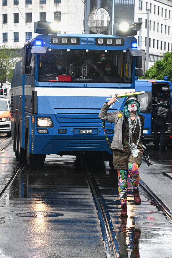 Demonstranten bei einer Demonstration zum Tag der Arbeit am Samstag, 1. Mai 2021 im Zentrum von Zuerich. Schweizweit sind am Samstag an ueber 30 Orten Veranstaltungen geplant, nachdem es 2020 wegen de ...