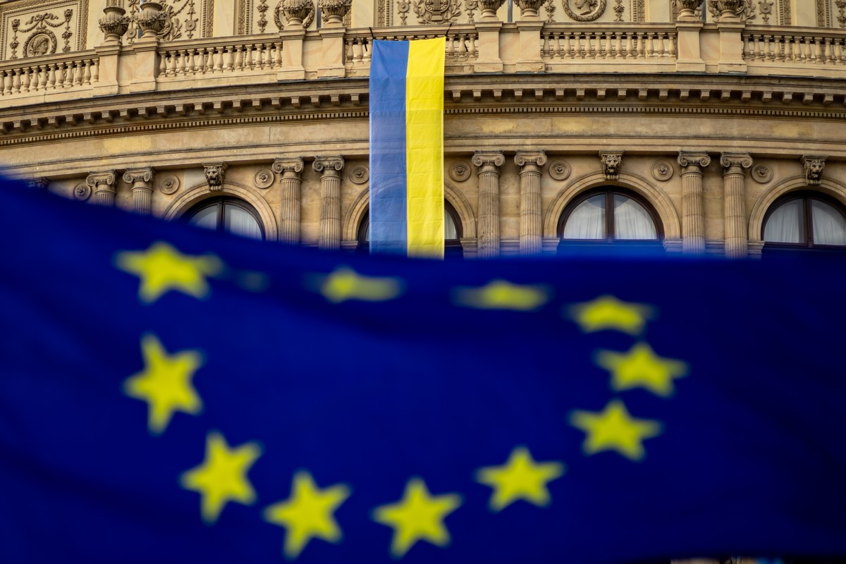 epaselect epa12320059 A Ukrainian flag hanging from the Rudolfinum concert hall and a EU flag wave during a rally celebrating Ukraine's Independence Day in Prague, Czech Republic, 24 August 2025. ...