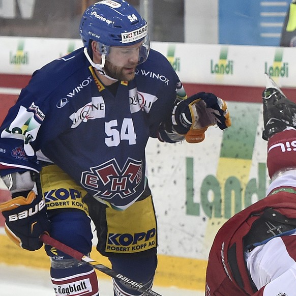 Biels Joel Froehlicher, links, im Duell mit Lausannes Thomas Deruns, im vierten Platzierungsspiel der Eishockey National League A zwischen dem EHC Biel und Lausanne HC am Samstag, 12. Maerz 2016, in d ...