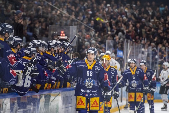 Die Zuger mit Fabrice Herzog, mitte, feiern das Tor zum 3:2 beim Eishockey Meisterschaftsspiel der National League zwischen dem EV Zug und Fribourg Gotteron am Freitag, 20. Januar 2023 in Zug. (KEYSTO ...