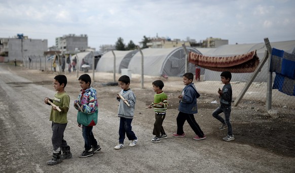 Kinder, die aus der syrischen Stadt Kobane flüchten mussten.