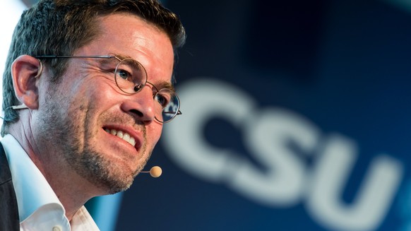 epa06187364 Karl-THeodor zu Guttenberg delivers a speech during a Christian Social Union (CSU) innovations tour in Munich, Bavaria, Germany, 06 September 2017. Former German defence minister zu Gutten ...