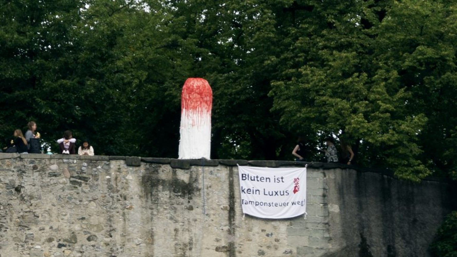 Mit einem 2,5 Meter hohen Tampon wollte die Juso Kanton Zürich auf die Senkung der Mehrwertsteuer aufmerksam machen.