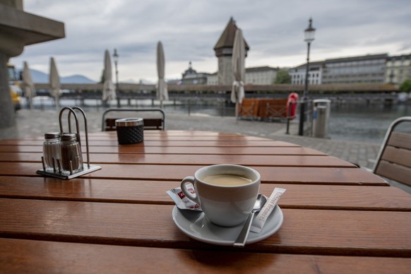 Ein erstes Kaffee wird auf der Terrasse serviert, im Restaurant Rathaus Brauerei an der Reuss in Luzern bei der Wiedereroeffnung waehrend der Corona-Pandemie am Montag, 11. Mai 2020. (KEYSTONE/Urs Flu ...