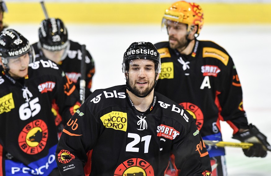 Berns Simon Moser, Mitte, und seine Kollegen feiern den Treffer zum 3:1 im fuenften Eishockey Playoff-Halbfinalspiel der National League zwischen dem SC Bern und den ZSC Lions, am Donnerstag, 5. April ...