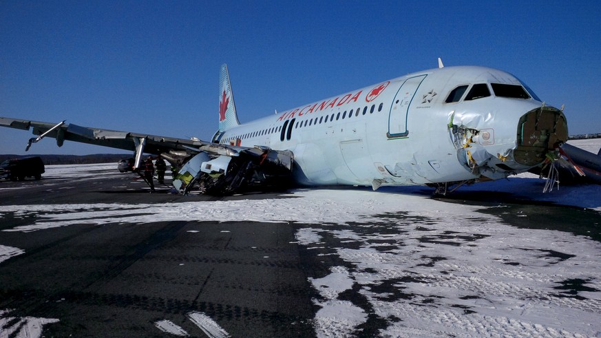 Das Flugzeug wurde beim Zwischenfall stark beschädigt, 23 Menschen verletzt.