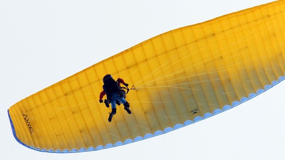 Ein Tamdem Gleitschirmflieger am Sonntag 28.Mai 2012 auf dem Haldigrat oberhalb von Wolfenschiessen im Kanton Nidwalden auf ueber 1930 Meter ueber Meer. (KEYSTONE/Urs Flueeler)