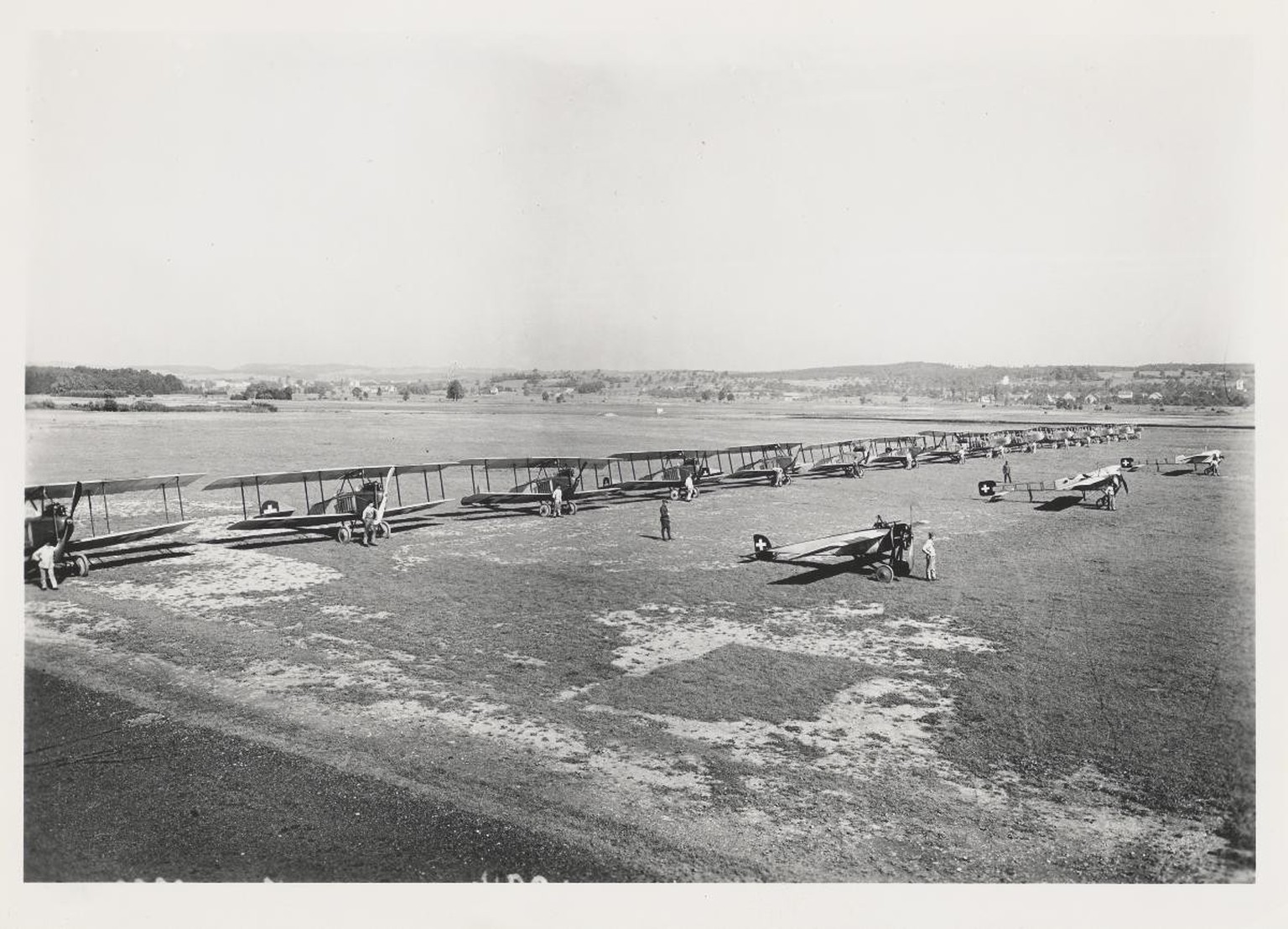 Die neue Luftwaffe war einer der ausschlaggebenden Gründe für die ersten Luftpostlinien in der Schweiz. die Fotografie zeigt die stolz aufgereihten Fluggeräte. Der Militärflugplatz Dübendorf kann hier ...
