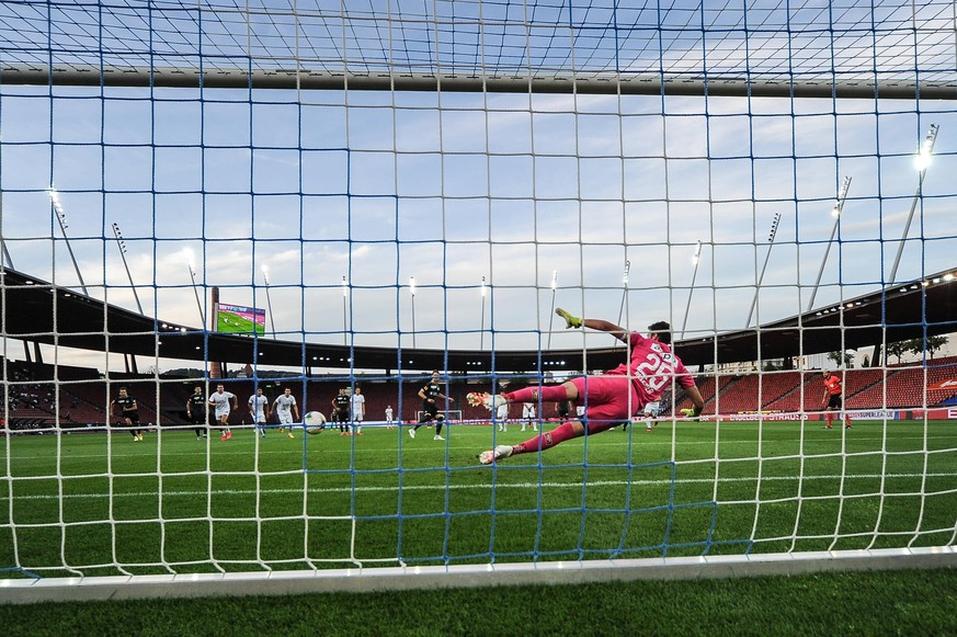 25.07.2020, Zürich, Letzigrund, Fussball Super League: FC Zürich - FC St. Gallen 1879, 8 Jordi Quintilla St. Gallen erziehlt das 0:1 Elfmeter gegen 25 Torhüter Yanick Brecher Zürich Zürich Letzigrund  ...