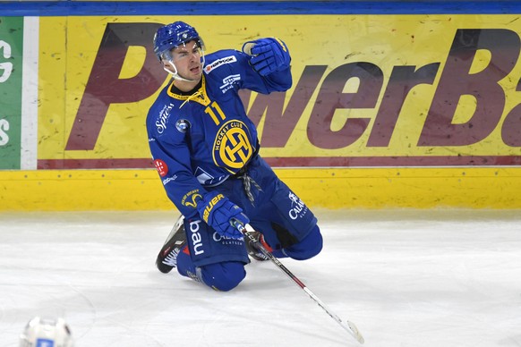 Der Davoser Shane Prince kniet reklamierend am Boden, beim Eishockey Meisterschaftsspiel in der Qualifikation der National League zwischen dem HC Davos und dem HC Ambri-Piotta am Samstag, 22. Septembe ...