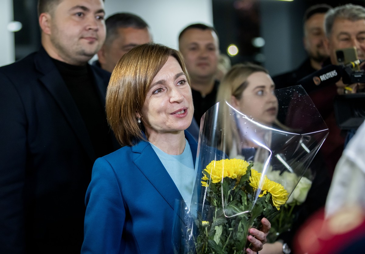 epa11699974 The incumbent President of Moldova Maia Sandu flanked by her supporters following the announcement of the preliminary election results at her campaign headquarters in Chisinau, Moldova, 03 ...