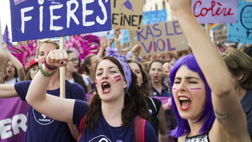 Des femmes manifestent pendant le grand cortege lors de la Greve nationale des femmes ce vendredi 14 juin 2019 a Lausanne. (KEYSTONE/Jean-Christophe Bott)