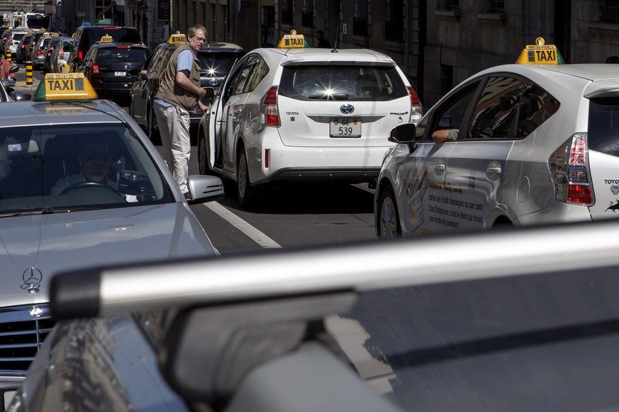 Les chauffeurs de taxis genevois defilent contre Uber dans les rues genevoises, ce mardi 28 juin 2016 a Geneve. A Geneve, une centaine de taxis ont defile contre Uber mardi apres-midi. Roulant normale ...