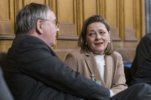 Die Bundesratskandidatin der CVP Heidi Z'graggen, rechts, diskutiert mit Nationalrat Jean-Francois Rime, SVP-FR, an der Wintersession der Eidgenoessischen Raete, am Montag, 3. Dezember 2018 im Vo ...