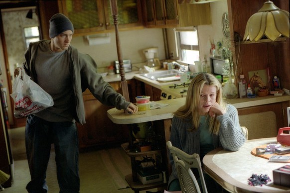 8 MILE, Eminem mit Kim Basinger, 2002, c Universal/courtesy Everett Collection Universal/Courtesy Everett Collection ACHTUNG AUFNAHMEDATUM GESCHÄTZT PUBLICATIONxINxGERxSUIxAUTxONLY Copyright: xUnivers ...