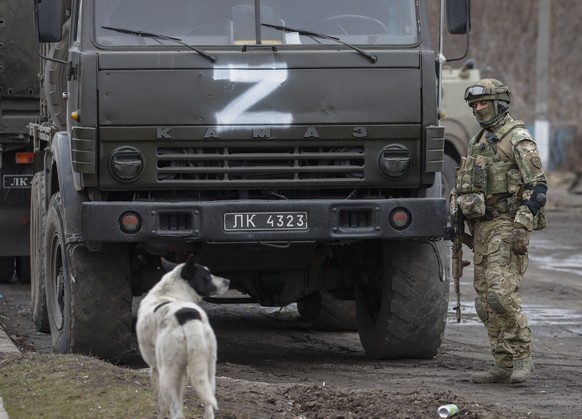 epa09853299 A Russian serviceman guards during food distribution organised by Russian army and militias of self-proclaimed LPR in village Trokhizbenka, Luhansk region, Ukraine, 27 March 2022. Chairman ...