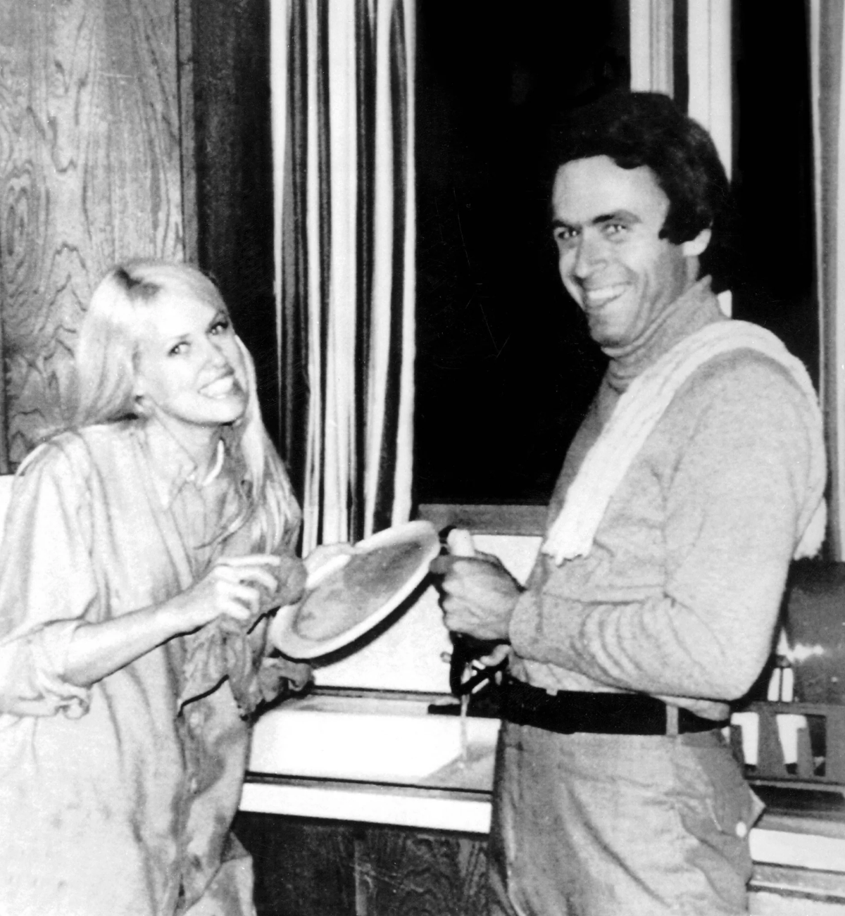 Ted Bundy mit einer Freundin, Carol Bartholomew, beim Abwaschen von Geschirr 1975.